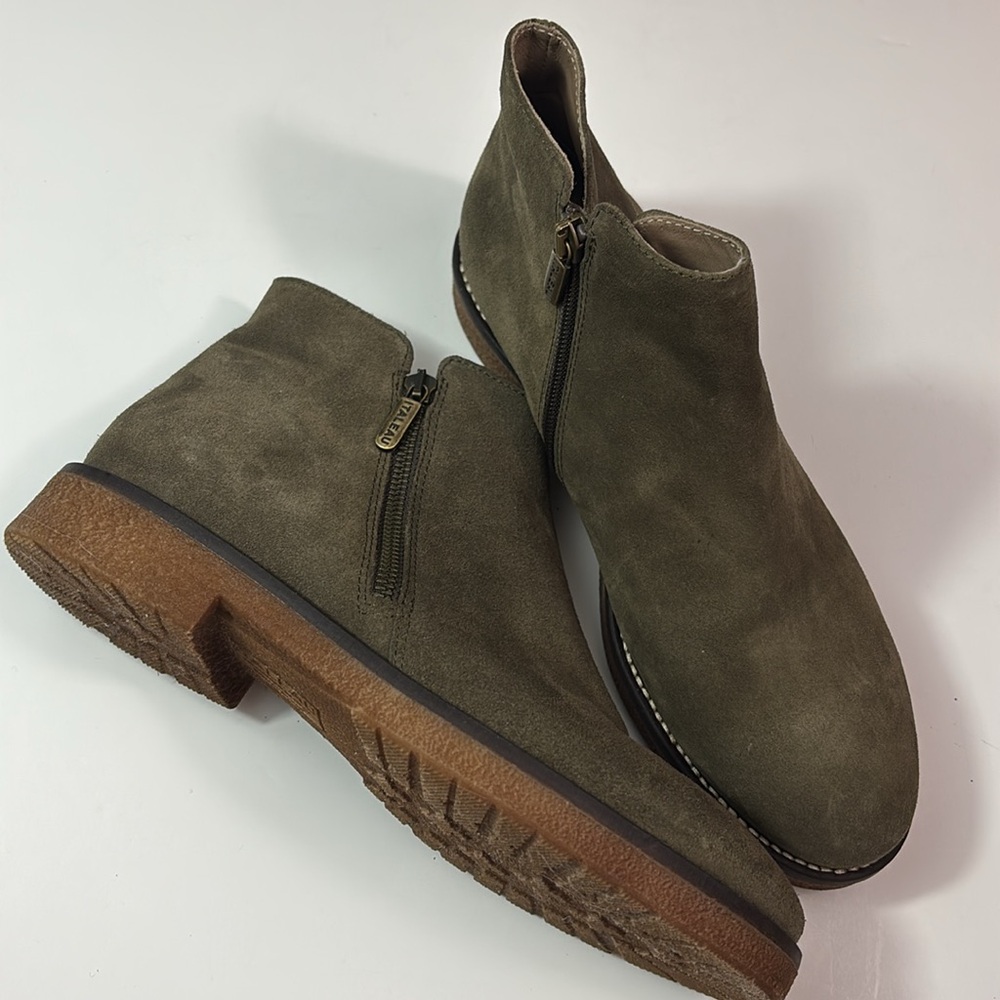 Italeau suede booties, size 40/9, handmade in Italy, NWOT